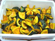 残留農薬をチェックした野菜を、一つ一つチェックしながら加工します。